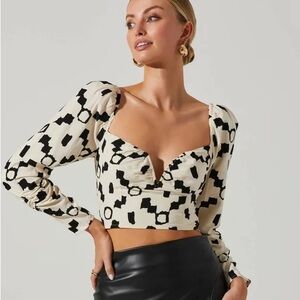 ASTR the label geometric top size medium